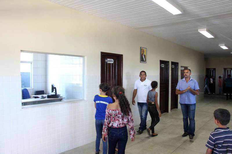 A inauguração da Unidade Integrada Pro Paz (UIPP), a entrega de uma viatura para a Polícia Civil e a assinatura de convênio para reforma e ampliação da Escola Municipal de Ensino Fundamental Brejo Grande, realizados nesta quarta-feira, 9, marcaram o início dos festejos do aniversário de 30 anos de emancipação do município de Brejo Grande do Araguaia, comemorado no dia 10 de maio.
FOTO: ANTONIO MACEDO / DIVULGAÇÃO
DATA: 09.05.2018
BREJO GRANDE DO ARAGUAIA - PARÁ <div class='credito_fotos'>Foto: ANTONIO MACEDO / DIVULGAÇÃO | <a href='/midias/2018/originais/f7271ee2-305e-4798-af55-e65478932afa.jpg' download><i class='fa-solid fa-download'></i> Download</a></div>