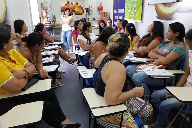 Por meio do projeto Frutificando Saberes e Sabores no Campo, a Empresa de Assistência Técnica e Extensão Rural do Estado do Pará (Emater) capacitará, a partir do próximo dia 5 de março, mais 126 agricultores familiares e pessoas envolvidas nas cadeias produtivas, desta vez de Irituia, no nordeste do estado.
FOTO: ASCOM EMATER
DATA: 26.02.2018
IRITUIA - PARÁ <div class='credito_fotos'>Foto: ASCOM EMATER | <a href='/midias/2018/originais/f72e3590-ce39-4505-abc2-e433dc3779a3.jpg' download><i class='fa-solid fa-download'></i> Download</a></div>