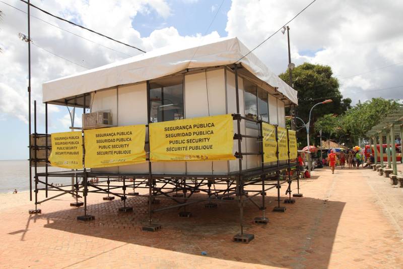 Com o início das férias escolares é hora de pegar a estrada para curtir as inúmeras opções de praias e balneários que o Pará dispõe. Neste sentido, prudência e cautela no trânsito são fundamentais para uma viagem com segurança. Entre os destinos mais procurados e próximos à capital paraense está o distrito de Mosqueiro, distante 70 quilômetros do centro de Belém, com suas belíssimas praias de água doce que somam 17 quilômetros de extensão. A bucólica, como é carinhosamente conhecida, é uma das 86 localidades em todas as regiões do Estado, que receberão atenção especial durante a Operação Verão 2018, que contará com a participação de mais de 8 mil agentes de segurança pública. As ações tiveram início na sexta-feira (29) e seguem até o dia 31 de julho. Na foto, Posto de Comando e Controle em Mosqueiro.
FOTO: CRISTINO MARTINS / AG. PARÁ
DATA: 01.07.2018
BELÉM - PARÁ <div class='credito_fotos'>Foto: Cristino Martins/Ag. Pará | <a href='/midias/2018/originais/f7353ec2-a7b3-40e8-b29f-8462a096ecab.jpg' download><i class='fa-solid fa-download'></i> Download</a></div>