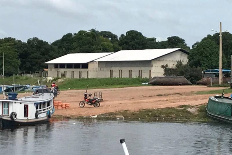 Além da visita ao terminal hidroviário, a comitiva também vistoriou as obras do Mercado Municipal (foto), que foram retomadas. De acordo com Rodrigo Branco, a obra é constituída por dois pavilhões - um para mercado de carnes e peixe e outro para mercado de frutas, legumes e verduras em geral.
FOTO: SAMUEL ALVARENGA / SECOM
DATA: 13.03.2018
SANTANA DO TAPARÁ - PARÁ <div class='credito_fotos'>Foto: Samuel Alvarenga / Secom | <a href='/midias/2018/originais/f7377c4b-5a10-44a0-8e5d-8e81d093c292.jpg' download><i class='fa-solid fa-download'></i> Download</a></div>