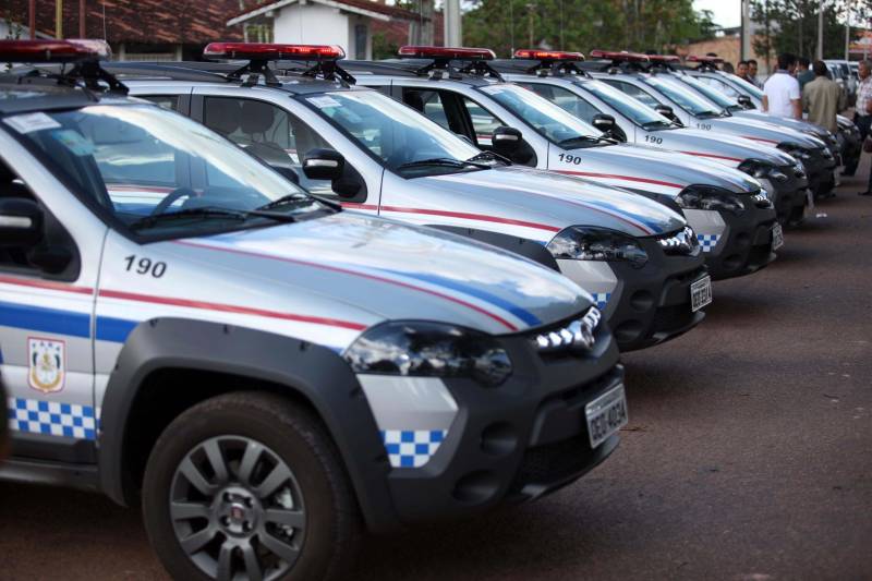 Os batalhões de Policiamento da PM de Barcarena (foto) e Abaetetuba, no Baixo Tocantins, receberam na tarde desta quinta-feira (21), 14 viaturas e 20 motocicletas para o reforço da segurança pública nas cidades. Os dois municípios pertencem ao Comando de Policiamento Regional IX, que realiza o policiamento em 10 municípios da região. O CPR IX também está formando 134 novos policias que deverão ser integrados ao policiamento no mês de julho. Participaram da entrega o comandante geral da PM, coronel Hilton Benigno, o presidente da Assembleia Legislativa do Pará (Alepa), deputado estadual Márcio Miranda e os deputados Ana Cunha e Celso Sabino. O coronel Hilton Benigno comentou que toda a frota de veículos da PM foi renovada. “A renovação traz melhores condições de trabalho ao policial”, afirmou.
FOTO: THIAGO GOMES / AG. PARÁ
DATA: 21.06.2018
BARCARENA - PARÁ <div class='credito_fotos'>Foto: Thiago Gomes /Ag. Pará | <a href='/midias/2018/originais/f73a8fd1-8929-4878-aeb9-2359ee4080c4.jpg' download><i class='fa-solid fa-download'></i> Download</a></div>