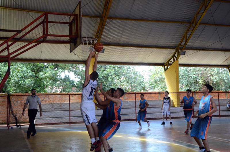 Paragominas, Mãe do Rio e Tomé-Açu são os primeiros campeões da Regional dos Jogos Estudantis Paraenses (JEPS), que ocorrem até domingo (13) em Mãe do Rio, na região nordeste do Pará. No Handebol Categoria B os vencedores foram os atletas de Mãe de Rio da Escola Estadual Marino Contti, com um placar de 19 a 21 contra o time de Ipixuna do Pará da Escola Estadual Irmã Agnes Vincquier.
FOTO: ELISEU DIAS / ASCOM SEDUC
DATA: 11.05.2018
MÃE DO RIO - PARÁ <div class='credito_fotos'>Foto: Eliseu Dias / Ascom Seduc | <a href='/midias/2018/originais/f73ae134-282e-450b-850d-1c93acb4dde0.jpg' download><i class='fa-solid fa-download'></i> Download</a></div>