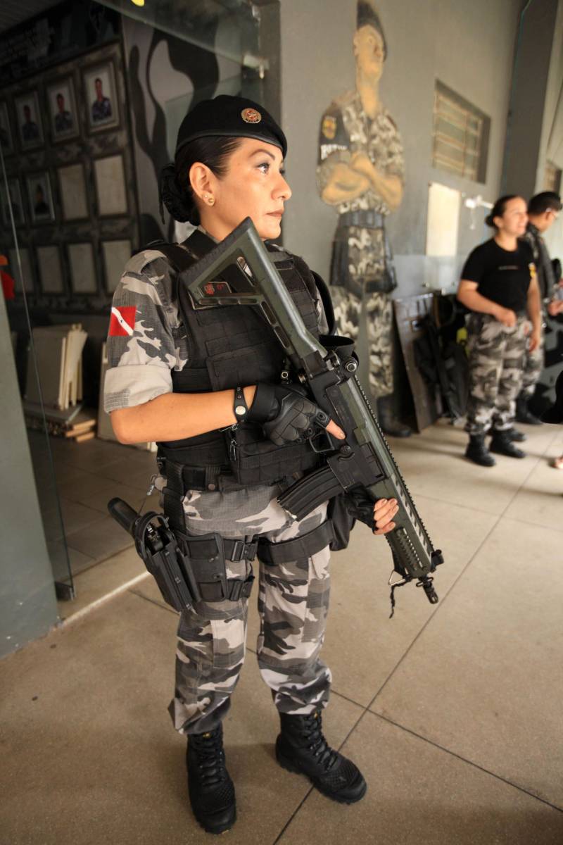 Além do gênero, ainda é um desafio para a mulher quebrar o paradigma de que a força e a bravura estão atreladas à estatura, peso e estrutura física. Mas a cabo Ana Farias (foto) está aí para fazer um contraponto dessa afirmação: com 1,59m de altura e menos de 50 quilos, ela não se deixa intimidar por ninguém. Não à toa. No histórico, ela carrega o pioneirismo de estar entre as primeiras duas mulheres da Rotam – Ronda Ostensiva Tático Metropolitana, uma das duas companhias do Batalhão de Policiamento Tático (BPOT). Dos 22 anos na PM, 16 são na Rotam. 

FOTO: MÁCIO FERREIRA / AG. PARÁ
DATA: 27.05.2018
BELÉM - PARÁ <div class='credito_fotos'>Foto: MÁCIO FERREIRA/ AG. PARÁ   |   <a href='/midias/2018/originais/f73e129b-0c5e-410f-a7bb-1721b76640ac.jpg' download><i class='fa-solid fa-download'></i> Download</a></div>