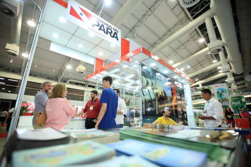 A abertura da Feira Pará Negócios 2018, nesta quinta-feira (22), no Hangar Convenções e Feiras da Amazônia, em Belém, foi marcada pela assinatura de um protocolo de intenções entre a Secretaria de Desenvolvimento Econômico, Mineração e Energia (Sedeme), Companhia de Desenvolvimento Econômico do Pará (Codec) e a empresa ZSun Energy que prevê investimentos na ordem de R$12 milhões de reais para a região do município de Paragominas, sudeste do estado, com a chegada de uma indústria de placas de energia solar no município a partir do ano que vem.

FOTO: MÁCIO FERREIRA / AG. PARÁ
DATA: 22.11.2018
BELÉM - PARÁ <div class='credito_fotos'>Foto: MÁCIO FERREIRA/ AG. PARÁ   |   <a href='/midias/2018/originais/f73efdea-c7e4-43d2-b660-eb9e9679f6ab.jpg' download><i class='fa-solid fa-download'></i> Download</a></div>