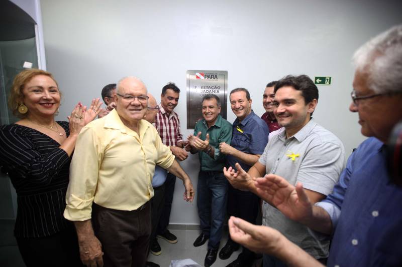 “Fiz questão de trazer minha filha para seu primeiro exercício de cidadania que é ter uma carteira de identidade, ainda mais em um local como este, que permite resolvermos várias pendências com mais conforto e praticidade”, comemorou o senhor Genival de Oliveira, 40 anos, pai da pequena Gabrielle, 8 anos. A família de seu Genival é uma das milhares que serão beneficiadas no município de Parauapebas, no sudeste paraense, com orientações e serviços de diversos órgãos estaduais em um único local: a Estação Cidadania. O espaço, localizado no Shopping Karajás, foi entregue oficialmente à população na manhã deste sábado (19). A cerimônia contou com a presença de secretários de Estado, parlamentares, entre outras autoridades locais. Esta é a segunda Estação Cidadania da região. A primeira é a de Marabá.
FOTO: THIAGO GOMES / AG. PARÁ
DATA: 19.05.2018
PARAUAPEBAS - PARÁ <div class='credito_fotos'>Foto: Thiago Gomes /Ag. Pará | <a href='/midias/2018/originais/f7463e52-25ea-41cd-8105-f2f4e8e490a2.jpg' download><i class='fa-solid fa-download'></i> Download</a></div>