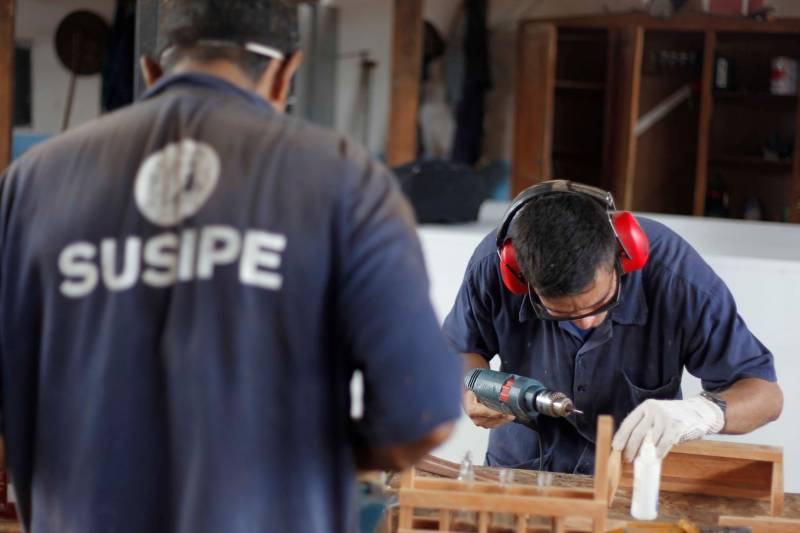 Uma marcenaria instalada no Centro de Recuperação do Coqueiro (CRC), em Belém, é mais uma das oportunidades de qualificação da mão de obra carcerária no Pará. O projeto, iniciado há 15 anos, já profissionalizou mais de 100 internos do regime fechado custodiados na unidade prisional pela Superintendência do Sistema Penitenciário do Estado (Susipe). Atualmente, 11 internos fazem parte do grupo que trabalha na confecção de móveis em madeira MDF. Pelo trabalho, os detentos recebem remuneração de 3/4 do salário mínimo, conforme determina a Lei de Execução Penal brasileira, além da remição de pena e a oportunidade de se profissionalizar para o mercado de trabalho.
FOTO: AKIRA ONUMA / ASCOM SUSIPE
DATA: 14.05.2018
BELÉM - PARÁ <div class='credito_fotos'>Foto: Akira Onuma / Ascom Susipe | <a href='/midias/2018/originais/f748059c-5d5f-4a1b-8e2f-24b14115db40.jpg' download><i class='fa-solid fa-download'></i> Download</a></div>