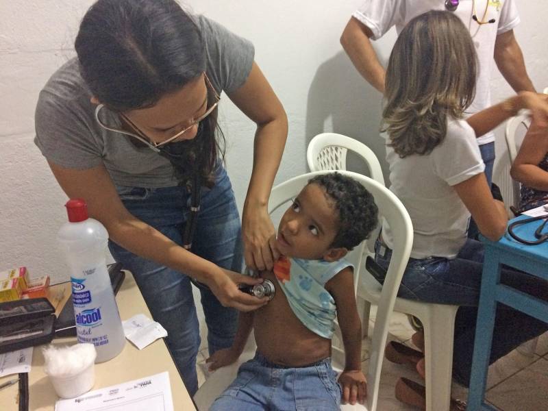 A saúde de Janete de Souza Santos, de 49 anos, tem inspirado cuidados desde o aparecimento de uma bolha amarela na perna direita há alguns meses. Depois de uma internação e passagem por vários médicos, a ajudante de cozinha decidiu ouvir a opinião de mais um especialista. Ela aproveitou uma ação (foto) do Hospital Regional do Sudeste do Pará - Dr. Geraldo Veloso (HRSP), no bairro Amapá, no núcleo Cidade Nova, para receber o atendimento perto de casa.
FOTO: ASCOM / HRSP
DATA: 28.05.2018
MARABÁ - PARÁ <div class='credito_fotos'>Foto: ASCOM HRSP | <a href='/midias/2018/originais/f74e5676-5bcb-46b5-94bf-306386bcd834.jpg' download><i class='fa-solid fa-download'></i> Download</a></div>
