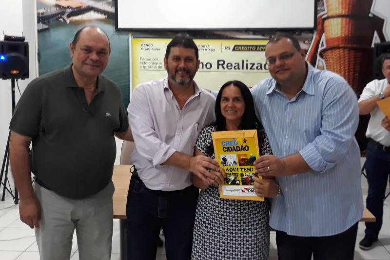 O programa CredCidadão continua na região do Baixo Amazonas. Após concretizar os sonhos de empreendedores dos municípios de Belterra e Mojuí dos Campos, agora foi a vez da entrega de microcrédito para 50 micro e pequenos empreendedores de Santarém. Na ocasião, foram liberados R$ 213.900,00 para diferentes áreas: artesanato; confecções; artigos em geral; panificação; tapeçaria; farmácia, entre outros. O programa, que faz parte das ações do Pará 2030, já contabiliza mais de 700 pessoas contempladas e quase R$ 2,5 milhões liberados no município.
FOTO: SAMUEL ALVARENGA / AG. PARÁ
DATA: 03.05.2018
SANTARÉM - PARÁ <div class='credito_fotos'>Foto: SAMUEL ALVARENGA/AG.PARÁ | <a href='/midias/2018/originais/f7587c34-d767-4d89-8a77-01d174cfa652.jpg' download><i class='fa-solid fa-download'></i> Download</a></div>