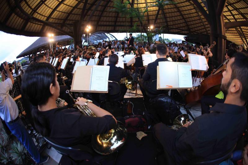 O Parque Estadual do Utinga (PEUt) o mais importante espaço de preservação e estudo da biodiversidade dentro da Região Metropolitana de Belém será reaberto à população a partir desta sexta,16, a partir das 16h30, com apresentações artísticas, com o Boi Veludinho, crianças do Pro Paz e a premiada Orquestra Sinfônica do Theatro da Paz. A apresentação será em um espaço ao ar livre e não será necessária a retirada de ingressos, por esse motivo, a recomendação é que o público chegue cedo, porque a entrada será fechada quando o espaço estiver lotado.
FOTO: MÁCIO FERREIRA / AG PARÁ
DATA: 16.03.2018
BELÉM - PARÁ <div class='credito_fotos'>Foto: MÁCIO FERREIRA/ AG. PARÁ | <a href='/midias/2018/originais/f762150e-cb95-4426-ab4b-f23fb15df4ed.jpg' download><i class='fa-solid fa-download'></i> Download</a></div>