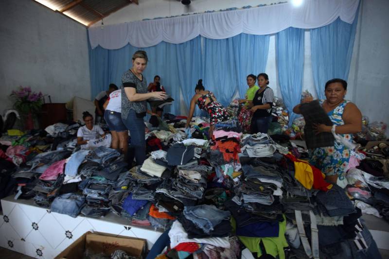 Passados dois dias da enxurrada que destruiu casas e obrigou pessoas a saírem de seus locais de moradia em Paragominas, Governo do Estado e Prefeitura continuam os trabalhos para atender as famílias afetadas, reconstruir o que ficou destruído e restabelecer a situação de normalidade no município. Desde a manhã da última quinta-feira (12), equipes da Defesa Civil intensificam as ações nos bairros atingidos.
FOTO: SIDNEY OLIVEIRA / AG. PARÁ
DATA: 14.04.2018
PARAGOMINAS - PARÁ <div class='credito_fotos'>Foto: Sidney Oliveira/Ag. Pará | <a href='/midias/2018/originais/f7798fb3-db9e-4f3f-a5be-d122de1a3f63.jpg' download><i class='fa-solid fa-download'></i> Download</a></div>