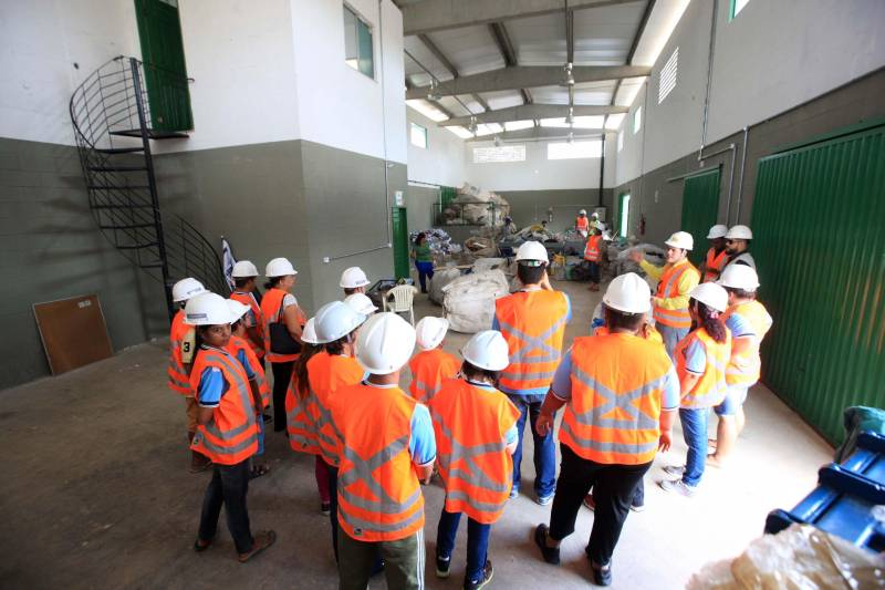 Alunos com deficiência atendidos pela Fundação Pestalozzi do Pará (FPPA) visitaram na manhã desta quinta-feira (3) as obras de prolongamento da Avenida João Paulo II, acompanhados por familiares, pela coordenadora da Fundação, Inês Pereira, e professores da Universidade da Amazônia (Unama), que fizeram a interlocução com o Núcleo de Gerenciamento de Transporte Metropolitano (NGTM), responsável pela obra.
FOTO: ROLDOFO OLIVEIRA / AG. PARÁ
DATA: 03.05.2018
BELÉM - PARÁ <div class='credito_fotos'>Foto: Rodolfo Oliveira/Ag. Pará | <a href='/midias/2018/originais/f77b23ea-49dd-47da-ad81-f346bdde9e03.jpg' download><i class='fa-solid fa-download'></i> Download</a></div>