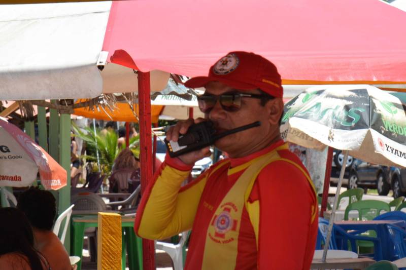 A terça-feira de Carnaval (13) nas praias do município de Barcarena foi marcada pelo trabalho de prevenção e de orientação aos frequentadores. Militares do Corpo de Bombeiros trabalharam intensamente no quarto dia da Operação Carnaval 2018 nas praias e blocos de rua, a fim de garantir a segurança de todos. A festa em Barcarena só terminará na Quarta-feira de Cinzas, com atrações musicais. As praias de Caripi, Vila do Conde, Cupiranga e Sirituba receberam o reforço do efetivo militar para atender os banhistas em qualquer situação. Com a tranquilidade nas praias, não houve registro de ocorrências graves, resultado do trabalho preventivo realizado pelo 6° Grupamento de Bombeiros Militar de Barcarena. Na foto, o tenente Edilson Maués, supervisor na Praia do Caripi.
FOTO: ASCOM / CBMPA
DATA: 13.02.2018
BARCARENA - PARÁ
<div class='credito_fotos'>Foto: ASCOM / CBMPA | <a href='/midias/2018/originais/f77ef78a-7af7-4dcd-9c06-840df05c2279.jpg' download><i class='fa-solid fa-download'></i> Download</a></div>