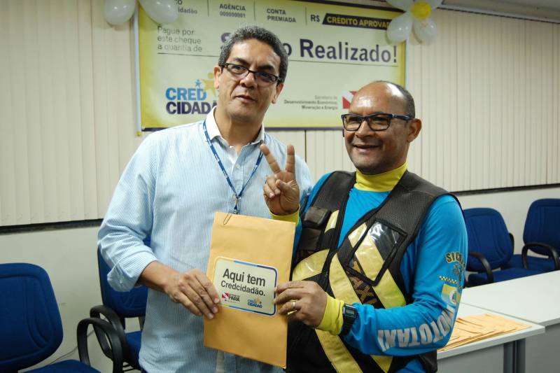 A categoria de mototaxistas permissionários, que realiza o transporte de passageiros em Santarém, na região oeste do Pará, foi beneficiada nesta quarta-feira (4), com a entrega de motocicletas financiadas a partir do programa de microcrédito do Governo do Estado, o CredCidadão.
FOTO: WILLIAM SANTOS / ASCOM CRGBA
DATA: 04.07.2018
SANTARÉM - PARÁ <div class='credito_fotos'>Foto: WILLIAM SANTOS / ASCOM CRGBA | <a href='/midias/2018/originais/f77fbdfc-6fd1-44ec-ac38-da17b25cf113.jpg' download><i class='fa-solid fa-download'></i> Download</a></div>