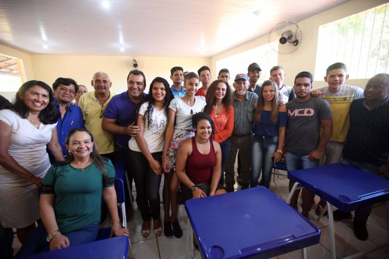 Também foram entregues nesta segunda (25) obras no distrito de Serra Pelada, em Curionópolis, sudeste do Estado. Uma das inaugurações foi a da Escola Estadual de Ensino Médio Joaquina Diamantina. A unidade de ensino teve investimento de R$ 220 mil em serviços nas redes elétrica e hidráulica, além de pintura, melhoria do forro e cobertura, assim como parte do piso, muro e calçada. Fundada em 1989, a escola foi praticamente reconstruída para atender com qualidade os 232 estudantes, nos turnos da tarde e à noite. São três salas de aula; bloco administrativo (sala da direção, sala dos professores e secretaria); uma copa cozinha, uma dispensa para armazenamento de alimentos da merenda escolar e banheiros masculino, feminino e de pessoa com deficiência (PCD). Em Curionópolis, o governador também entregou a pavimentação asfáltica de quatro quilômetros de vias urbanas, uma parceria com a Prefeitura de Curionópolis, dentro do Programa Asfalto na Cidade. Para esta obra, foram destinados R$ 1,7 milhão, que incluem serviços em terra, sub-base e base, pavimentação em CBUQ (Concreto Betuminoso Usinado a Quente) de três centímetros de espessura, meio-fio de concreto com lâmina d’água e sinalização horizontal. Curionópolis é um dos 99 municípios paraenses que assinaram com o governo o Termo de Asfalto, sendo que 33 já iniciaram as obras. Somados, os termos garantirão 529,6 km de pavimentação de vias urbanas – um investimento total de quase R$ 255 milhões do Tesouro Estadual.
FOTO: THIAGO GOMES / AG. PARÁ
DATA: 25.06.2018
CURIONÓPOLIS - PARÁ <div class='credito_fotos'>Foto: Thiago Gomes /Ag. Pará | <a href='/midias/2018/originais/f77ff828-4e99-4c83-9d6c-b4a57402ff7a.jpg' download><i class='fa-solid fa-download'></i> Download</a></div>