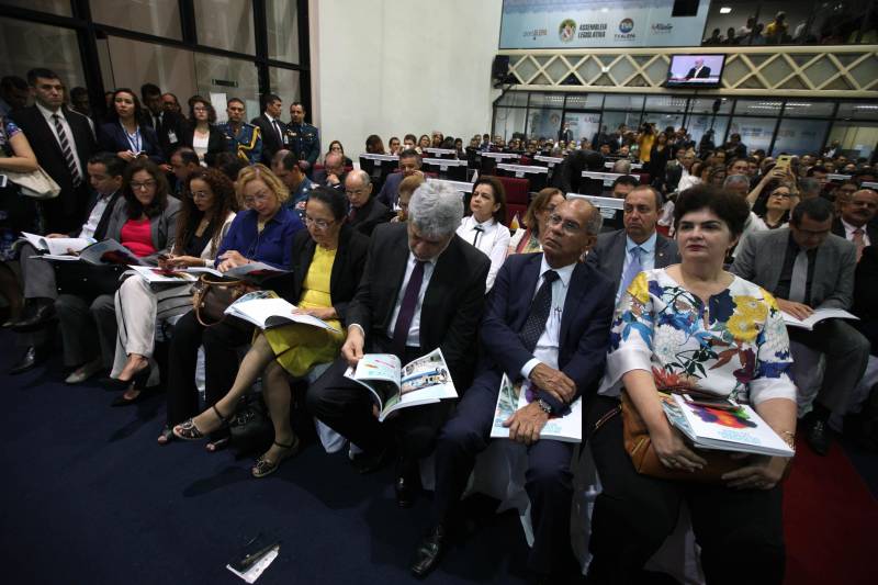 O governador Simão Jatene entregou, na manhã desta terça-feira (6), a "Mensagem Governamental do Pará à Assembleia Legislativa 2018", em sessão especial que abriu os trabalhos da Casa no exercício 2018. A leitura do documento destacou os principais resultados alcançados pelo governo no ano anterior e fez prognósticos de obras e serviços previstos para este ano.
FOTO: ANTONIO SILVA / AG. PARÁ
DATA: 06.02.2018
BELÉM - PARÁ <div class='credito_fotos'>Foto: Antônio Silva/Ag. Pará | <a href='/midias/2018/originais/f780a8cc-96c7-4479-8eaf-821833c6ce4b.jpg' download><i class='fa-solid fa-download'></i> Download</a></div>