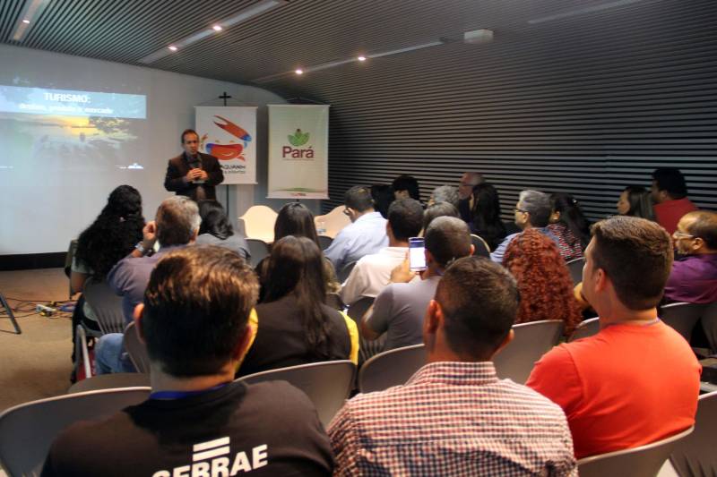 O seminário Gestão de Destinos Turísticos Empreendedores (foto) proporcionou um intercâmbio de conhecimentos e troca de experiências os participantes, durante toda a sexta-feira (18), como parte da programação da Feira do Empreendedor. Com grande número de secretários municipais de turismo presentes, a abertura foi feita por representantes do Sebrae (Serviço Brasileiro de Apoio a Micro e Pequenas Empresas) e da Secretaria de Estado de Turismo (Setur).

FOTO: ASCOM / SETUR
DATA: 19.05.2018
BELÉM - PARÁ <div class='credito_fotos'>Foto: ASCOM SETUR   |   <a href='/midias/2018/originais/f786e741-1d47-4eec-bf95-93f467190b76.jpg' download><i class='fa-solid fa-download'></i> Download</a></div>