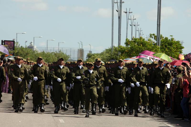A cerimônia de formatura dos novos praças da Polícia Militar ocorreu na manhã desta segunda-feira (9), simultaneamente, em Belém e outros seis municípios paraenses: Santa Izabel, Castanhal, Barcarena, Capanema, Bragança e Tucuruí. Em Parauapebas, Marabá, Breves, Soure e Conceição do Araguaia, a formatura será celebrada na quinta-feira, dia 12. Na sexta-feira, dia 13, é a vez de Santarém, Altamira, Paragominas e Itaituba. O governador Simão Jatene presidiu a cerimônia de formatura no Portal da Amazônia, bairro da Cidade Velha, em Belém. Milhares de familiares dos formandos lotaram o espaço para entregar aos novos policiais militares seus diplomas de conclusão de curso.
FOTO: SIDNEY OLIVEIRA / AG. PARÁ
DATA: 09.07.2018
BELÉM - PARÁ <div class='credito_fotos'>Foto: Sidney Oliveira/Ag. Pará | <a href='/midias/2018/originais/f78bf0e9-a2e4-4158-9e7d-cdae24e1cef4.jpg' download><i class='fa-solid fa-download'></i> Download</a></div>