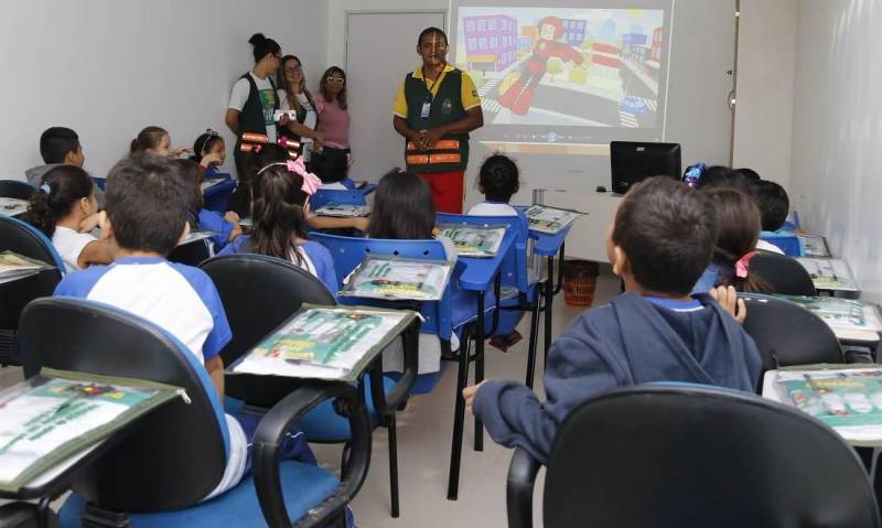Crianças da Escola Municipal de Ensino Fundamental Barão do Rio Branco (foto), em Belém, participaram, na manhã desta terça-feira (8), das ações de mobilização da campanha Maio Amarelo. Uma equipe da Coordenadoria de Educação para o Trânsito, do Departamento de Trânsito do Estado (Detran), buscou conscientizar a garotada com relação aos altos índices de acidente no trânsito. Os alunos que tinham entre 6 e 7 anos participaram de mini palestras sobre comportamento seguro nas vias, o uso do cinto de segurança e equipamento de retenção (cadeirinha), travessia nas faixas, além de assistirem a vídeos educativos. A campanha nacional de combate à violência viária chega a sua 5ª edição com o tema “Nós Somos o Trânsito”, que busca, em 2018, sensibilizar a sociedade para as questões da mobilidade. De acordo com o Observatório Nacional de Segurança Viária, 90% dos acidentes têm como motivação as falhas humanas como imperícia, imprudência e desatenção.
FOTO: ASCOM / DETRAN
DATA: 08.05.2018
BELÉM - PARÁ <div class='credito_fotos'>Foto: ASCOM DETRAN | <a href='/midias/2018/originais/f79499be-a8c9-4cfe-bf49-388f12e2ed30.jpg' download><i class='fa-solid fa-download'></i> Download</a></div>