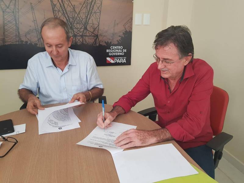 Treze municípios do sul e sudeste do Estado, que decretaram situação de emergência por conta do período chuvoso, receberam o repasse de R$ 400 mil reais cada para melhorar a trafegabilidades de estradas e vicinais. O recurso de convênios emergenciais é resultado de uma parceria entre a Secretaria de Estado de Transportes (Setran), o Centro Regional de Governo do Sudeste do Pará (CRGSP) e a Coordenadoria Estadual de Defesa Civil. Rio Maria, Conceição do Araguaia, Xinguara e Itupiranga vão utilizar o dinheiro para aquisição de combustível usado nas máquinas para a restauração das vias. O coordenador da Defesa Civil do Município de Itupiranga, Nandiel Silva, explica que o recurso está disponível desde meados de maio. “Uma ajuda do governo do Estado que veio em boa hora porque mesmo que o período do inverno já tenha passado,  só agora se inicia o momento propício para a realização das obras”, concluiu. Na foto, o Coordenador de Infraestrutura e Obras do Centro Regional de Governo do Sudeste, Benjamim Tasca (e), na assinatura de convênio com o prefeito de Itupiranga, José Milesi (d).

FOTO: KÉLIA SANTOS / ASCOM CRGSP
DATA: 04.06.2018
MARABÁ - PARÁ <div class='credito_fotos'>Foto: KÉLIA SANTOS / ASCOM CRGSP   |   <a href='/midias/2018/originais/f79f8bca-df88-4e8b-9475-b151760d324b.jpg' download><i class='fa-solid fa-download'></i> Download</a></div>