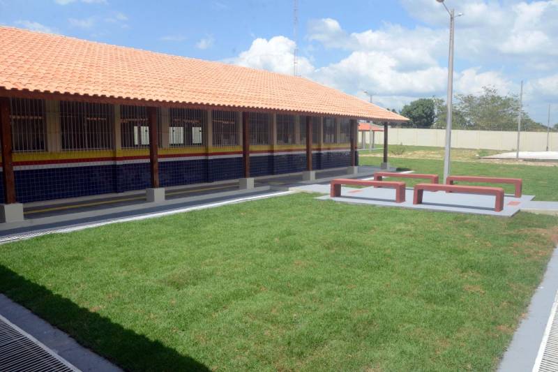A comunidade escolar do município de Pau D´Arco, no sudeste paraense, recebeu, na quinta-feira (27), a Escola Estadual de Ensino Médio “Paul Hannemann” (foto), totalmente reconstruída pelo Governo do Estado. A cerimônia de entrega das obras contou com a presença da secretária de Estado de Educação, Ana Claudia Serruya Hage, e de dirigentes da Seduc, além de lideranças comunitárias e gestores da escola. A reconstrução da Escola “Paulo Hannemann” foi financiada com recursos do Banco Interamericano de Desenvolvimento (BID). A obra foi executada pela Secretaria de Educação e custou cerca de R$ 3.146.962,76. O projeto faz parte do Programa de Melhoria da Qualidade e Expansão da Cobertura da Educação Básica do Pará, preconizado pela Seduc no âmbito do Pacto pela Educação.

FOTO: FERNANDO NOBRE / ASCOM SEDUC
DATA: 27.12.2018
PAU D'ARCO - PARÁ <div class='credito_fotos'>Foto: FERNANDO NOBRE/ASCOM SEDUC   |   <a href='/midias/2018/originais/f79fdb3b-8cd7-48d9-8876-9f7bdbaacd9c.jpg' download><i class='fa-solid fa-download'></i> Download</a></div>