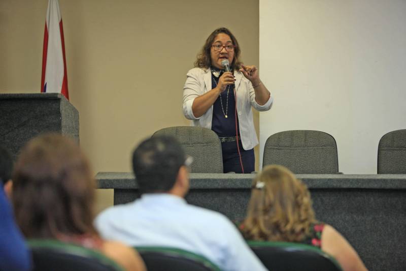 A Secretaria de Estado da Fazenda (Sefa) lançou nesta quarta-feira (09) o serviço de parcelamento de impostos estaduais pela internet. O evento, destinado a empresários e contadores, foi realizado no auditório da Escola de Governança Pública (EGPA), em Belém. Podem ser parcelados pela internet o Imposto sobre Operações Relativas à Circulação de Mercadorias e sobre Prestações de Serviços de Transporte Interestadual e Intermunicipal e de Comunicação (ICMS); Imposto sobre a Propriedade de Veículos Automotores (IPVA); Imposto sobre a Transmissão Causa Mortis e Doação de quaisquer bens ou direitos (ITCD); Taxa de Controle, Acompanhamento e Fiscalização das Atividades de Exploração e Aproveitamento de Recursos Hídricos (TFRH); Taxa de Controle, Acompanhamento e Fiscalização das Atividades de Pesquisa, Lavra, Exploração e Aproveitamento de Recursos Minerais (TFRM); Taxa de Serviços de Arrecadação por Documento de Arrecadação Estadual (DAE) e Dívida Ativa Não Tributária (Dant). Os débitos podem ser pagos em até 60 parcelas, desde que o valor da cada parcela não seja menor que 50 Unidades Padrão Fiscal do Pará (UPF-PA), que hoje é de R$ 3,3271. Na foto, a coordenadora do atendimento, Tânia Braga.
FOTO: MÁCIO FERREIRA / AG. PARÁ
DATA: 09.05.2018
BELÉM - PARÁ <div class='credito_fotos'>Foto: MÁCIO FERREIRA/ AG. PARÁ | <a href='/midias/2018/originais/f7a210da-e3c6-4be1-99ba-660d362c919f.jpg' download><i class='fa-solid fa-download'></i> Download</a></div>