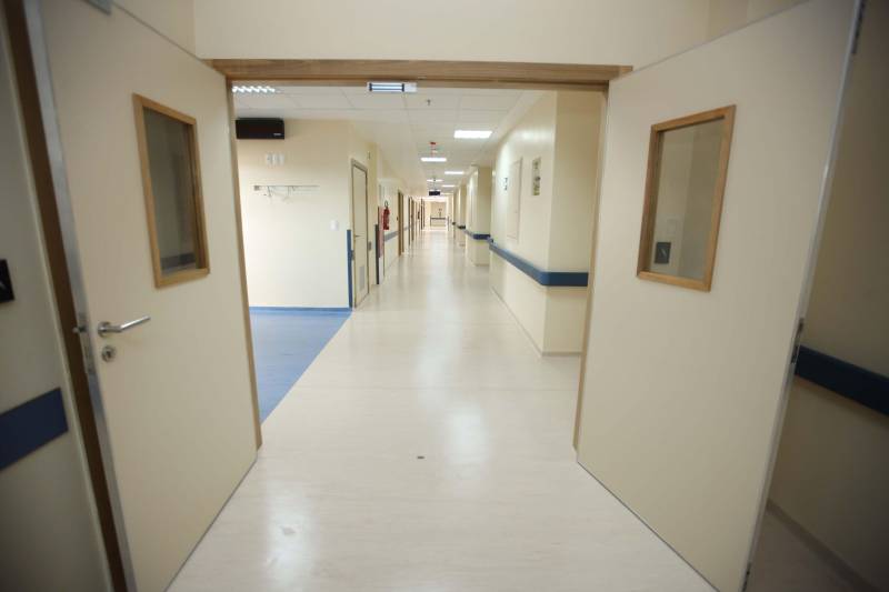As obras estruturais no Hospital Abelardo Santos, no distrito de Icoaraci, na Grande Belém, já estão quase 100% concluídas. A unidade de saúde será a maior do Pará, com 10 andares, 269 leitos e portas abertas para atender cerca de 2 milhões de pessoas somente na região metropolitana, além de ser mais uma opção para desafogar o atendimento dos municípios da região das ilhas e nordeste do estado. Até o início de dezembro, o hospital, antes com capacidade para 50 leitos em somente um pavimento, será inaugurado. A unidade de saúde está 95% pronta, faltando apenas a instalação dos equipamentos médico-assistenciais e as obras de acabamento do andar térreo.
FOTO: MÁCIO FERREIRA / AG. PARÁ
DATA: 31.10.2018
ICOARACI - PARÁ <div class='credito_fotos'>Foto: MÁCIO FERREIRA/ AG. PARÁ | <a href='/midias/2018/originais/f7a3ec6b-0453-4f66-97ae-27dd6d6cbc04.jpg' download><i class='fa-solid fa-download'></i> Download</a></div>