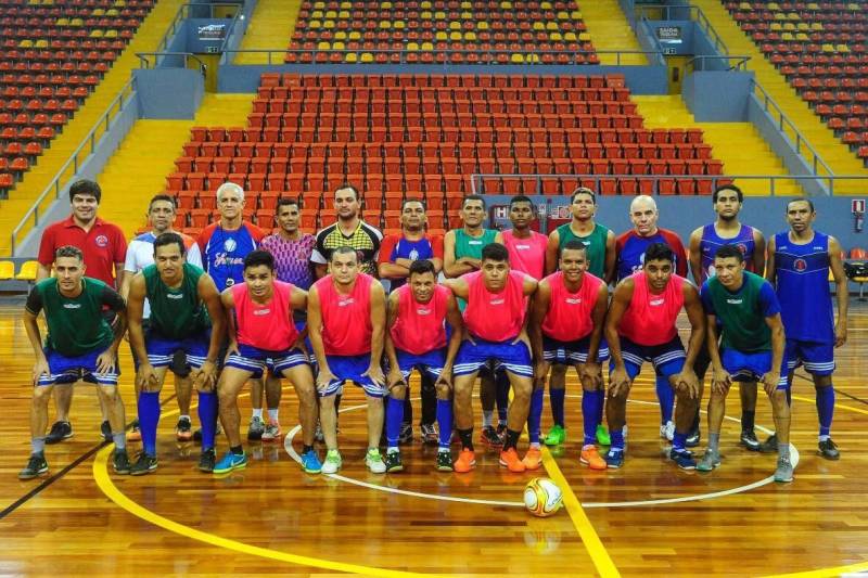A manhã deste sábado, 24, foi de treino para os times da Associação Esportiva Shouse (foto) e do Sport Club Corinthians Paulista. As duas equipes se enfrentam neste domingo, 25, na Arena Guilherme Paraense, o Mangueirinho, em partida amistosa que serve como preparação para a Liga Nacional de Futsal 2018. O confronto está marcado para começar às 10h30. O primeiro a treinar foi o time paraense, pioneiro a representar o Norte do país na competição. Roberto Martins, presidente e atleta do clube, falou sobre o aumento da visibilidade do futsal no Estado. "A realização do amistoso na Arena é a certeza dos olhares das pessoas se voltando para o futsal, principalmente por ser um time local se apresentando em casa. Isso resulta em um destaque para o nosso Estado, que além de possuir times disponíveis para competições, conta com o Mangueirinho, uma das melhores arenas do país", afirmou.
FOTO: LEANDRO SANTANA / DIVULGAÇÃO
DATA: 24.02.2018
BELÉM - PARÁ <div class='credito_fotos'>Foto: LEANDRO SANTANA / DIVULGAÇÃO | <a href='/midias/2018/originais/f7a4870e-a951-4cab-b7e6-4a925a0022ee.jpg' download><i class='fa-solid fa-download'></i> Download</a></div>