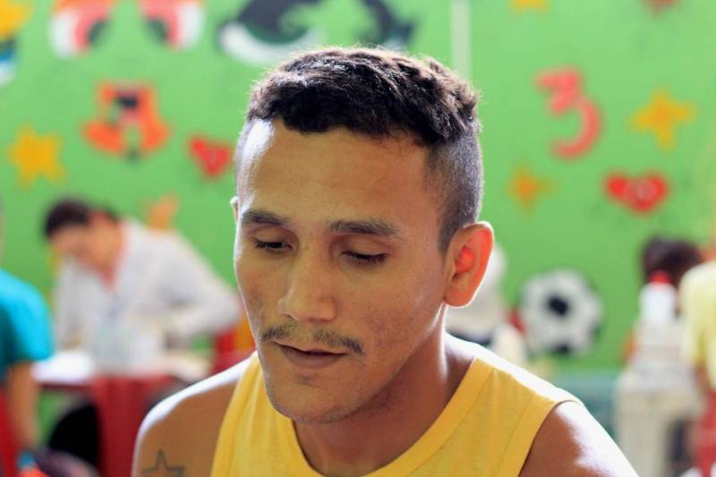 O Departamento Penitenciário Nacional (Depen), órgão vinculado ao Ministério da Justiça e Segurança Pública, realizou um mutirão do projeto Identidade Cidadã, nos dias 19 e 20 de dezembro, no Presídio Estadual Metropolitano (PEM) III. A ação teve como objetivo emitir a segunda via de certidões de nascimento ou de casamento para pessoas privadas de liberdade. O projeto é uma parceria do Depen com a Associação de Notários e Registradores do Brasil (Anoreg) e a Superintendência do Sistema Penitenciário do Pará (Susipe). A partir de um levantamento feito pelos assistentes sociais do PEM III, foi constatada a necessidade de emitir a segunda via da certidão de nascimento para 154 internos. Na foto, o detento Denilson da Silva.

FOTO: VELOSO JÚNIOR / ASCOM SUSIPE
DATA: 20.12.2018
SANTA IZABEL - PARÁ <div class='credito_fotos'>Foto: Veloso Junior / Ascom Susipe   |   <a href='/midias/2018/originais/f7a89856-9ce2-4208-9ae0-e7e4b2f177f4.jpg' download><i class='fa-solid fa-download'></i> Download</a></div>