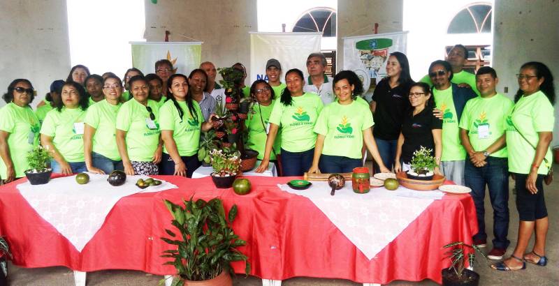 Produção de mudas foi um dos itens do curso “Envasamento de plantas e noções de paisagismo” (foto), encerrado nesta sexta-feira (4), na Paróquia Nossa Senhora do Livramento, no Bairro do Paracuri, Distrito de Icoaraci, em Belém. A capacitação resultou da parceria entre a Empresa de Assistência Técnica e Extensão Rural do Estado do Pará (Emater) e o Núcleo de Articulação e Cidadania (NAC), dentro do Projeto Cultivando Flores e Vida. A iniciativa beneficia moradores de comunidades carentes da Região Metropolitana de Belém ao oferecer oportunidade de inclusão socioprodutiva a pessoas em situação de vulnerabilidade social.
FOTO: ASCOM / EMATER
DATA: 04.05.2018
ICOARACI - PARÁ <div class='credito_fotos'>Foto: ASCOM EMATER | <a href='/midias/2018/originais/f7b50a00-f726-469e-b17e-dada63b94c77.jpg' download><i class='fa-solid fa-download'></i> Download</a></div>