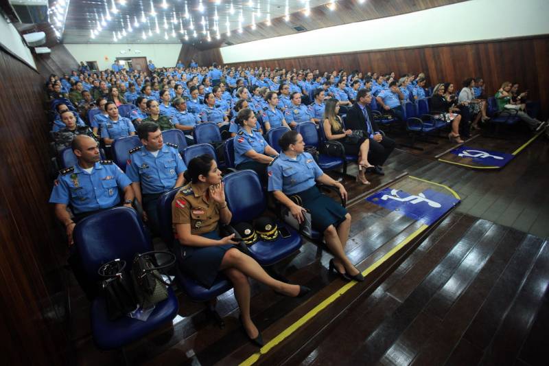Cerca de 350 policiais femininas iniciaram, na manhã desta sexta-feira (23), no auditório da Universidade da Amazônia, o I Encontro de Mulheres Policiais. O evento faz parte das comemorações pelos 200 anos da Polícia Militar do Pará, celebrado em 2018. A proposta do encontro é proporcionar trocas de experiências profissionais e pessoais entre o efetivo feminino da Polícia Militar do Pará, levantando discussões de temas relacionados às questões do gênero. A ideia do encontro surgiu depois que a PMPA abriu um espaço no site da corporação, para que os internautas enviassem sugestões de eventos que pudessem marcar os 200 anos da instituição no Estado.
FOTO: THIAGO GOMES / AG. PARÁ
DATA: 23.03.2018
BELÉM - PARÁ <div class='credito_fotos'>Foto: Thiago Gomes /Ag. Pará | <a href='/midias/2018/originais/f7b70a05-77c2-4dce-a8cc-c4ea77a3388f.jpg' download><i class='fa-solid fa-download'></i> Download</a></div>