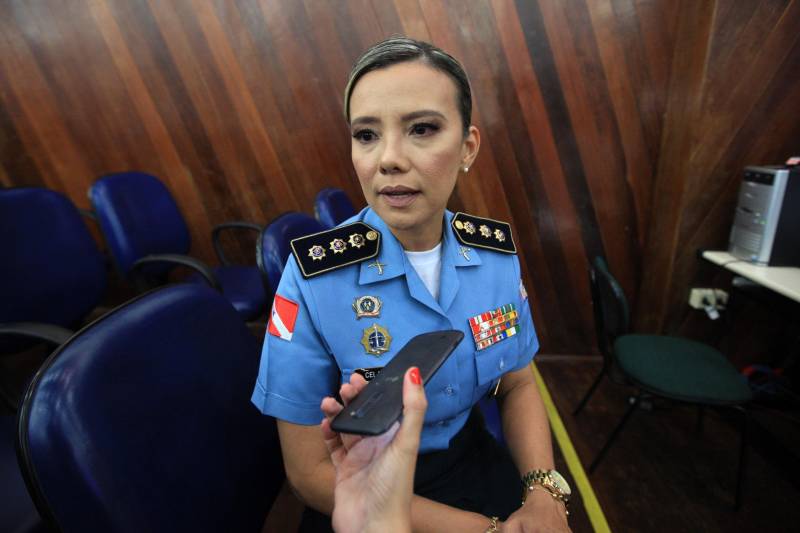 Cerca de 350 policiais femininas iniciaram, na manhã desta sexta-feira (23), no auditório da Universidade da Amazônia, o I Encontro de Mulheres Policiais. O evento faz parte das comemorações pelos 200 anos da Polícia Militar do Pará, celebrado em 2018. A proposta do encontro é proporcionar trocas de experiências profissionais e pessoais entre o efetivo feminino da Polícia Militar do Pará, levantando discussões de temas relacionados às questões do gênero. A ideia do encontro surgiu depois que a PMPA abriu um espaço no site da corporação, para que os internautas enviassem sugestões de eventos que pudessem marcar os 200 anos da instituição no Estado. Na foto, a coronel Érika Pereira.
FOTO: THIAGO GOMES / AG. PARÁ
DATA: 23.03.2018
BELÉM - PARÁ <div class='credito_fotos'>Foto: Thiago Gomes /Ag. Pará | <a href='/midias/2018/originais/f7b7cf9b-645b-4131-944b-7663051c25f5.jpg' download><i class='fa-solid fa-download'></i> Download</a></div>