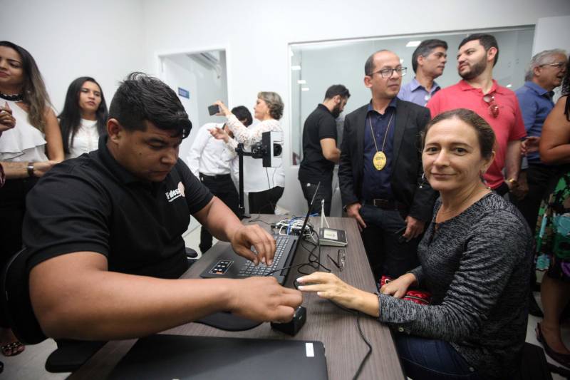 “Fiz questão de trazer minha filha para seu primeiro exercício de cidadania que é ter uma carteira de identidade, ainda mais em um local como este, que permite resolvermos várias pendências com mais conforto e praticidade”, comemorou o senhor Genival de Oliveira, 40 anos, pai da pequena Gabrielle, 8 anos. A família de seu Genival é uma das milhares que serão beneficiadas no município de Parauapebas, no sudeste paraense, com orientações e serviços de diversos órgãos estaduais em um único local: a Estação Cidadania. O espaço, localizado no Shopping Karajás, foi entregue oficialmente à população na manhã deste sábado (19). A cerimônia contou com a presença de secretários de Estado, parlamentares, entre outras autoridades locais. Esta é a segunda Estação Cidadania da região. A primeira é a de Marabá. Na foto, a professora municipal Edite Silva Pontes, 43 anos.
FOTO: THIAGO GOMES / AG. PARÁ
DATA: 19.05.2018
PARAUAPEBAS - PARÁ <div class='credito_fotos'>Foto: Thiago Gomes /Ag. Pará | <a href='/midias/2018/originais/f7bc4318-a565-4461-90ab-391d26bbeb5c.jpg' download><i class='fa-solid fa-download'></i> Download</a></div>