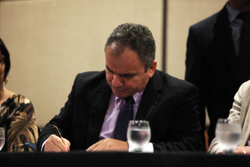 O Governo do Pará segue firme na política de prevenção e redução da criminalidade em todo o estado, com investimentos e o reforço de novos agentes que atuarão na segurança pública. Na tarde desta quinta-feira (22), os 474 aprovados em concurso público tomaram posse e receberam os equipamentos de trabalho. A cerimônia ocorreu no Hangar Convenções e Feiras da Amazônia, em Belém, e contou com a presença do governador Simão Jatene, entre outras autoridades. Na foto, o  delegado geral da Polícia Civil, Rilmar Firmino.

FOTO: RODOLFO OLIVEIRA / AG. PARÁ
DATA: 22.03.2018
BELÉM - PARÁ <div class='credito_fotos'>Foto: Rodolfo Oliveira/Ag. Pará   |   <a href='/midias/2018/originais/f7bd7406-7f23-4497-9e2d-14594d907e47.jpg' download><i class='fa-solid fa-download'></i> Download</a></div>