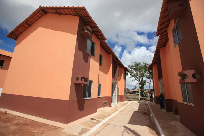 A Cohab entregou hoje(07) mais 30 unidades habitacionais do Projeto Taboquinha, em Icoaraci, que contempla a construção de moradias e infraestrutura urbana, incluindo a recuperação ambiental em torno do Igarapé Tabocão, propiciando a retomada das atividades dos pescadores da área. O projeto prevê ainda a entrega de mais 20 unidades habitacionais, o que deverá ocorrer em 2019. Seu Luís França, de 85 anos, foi um dos primeiros a chegar para a entrega das unidades habitacionais do Taboquinha. Ele ficou emocionado ao receber as chaves de sua nova casa. "Hoje é um dia de alegria pra mim, agradeço a todos que trabalharam nesse projeto, pra dar essa casa para nós", disse o idoso que irá morar com a filha no novo endereço.

FOTO: SIDNEY OLIVEIRA / AG. PARÁ
DATA: 07.12.2018
ICOARACI - PARÁ <div class='credito_fotos'>Foto: Sidney Oliveira/Ag. Pará   |   <a href='/midias/2018/originais/f7ca3937-f319-433a-abdb-8435ce199a50.jpg' download><i class='fa-solid fa-download'></i> Download</a></div>