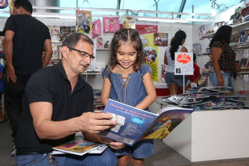 Entre os diversos expositores da XXII Feira Pan-Amazônica do Livro, realizada até o próximo domingo (10), no Hangar – Centro de Convenções e Feiras da Amazônia -, em Belém, o estande da Imprensa Oficial do Estado (IOE), uma das patrocinadoras do evento, desperta a curiosidade dos visitantes. Uma das atrações é a impressora tipográfica automática Heidelberg, tipo leque, de origem alemã, utilizada na Imprensa Oficial desde a década de 1960, e ainda em funcionamento. Muitos param para tirar fotos ao lado da máquina, que compõe o cenário do estande e mostra a evolução tecnológica e temporal da centenária IOE. Na foto, Reynaldo Silva (e), que estava acompanhado da neta Sofia (d).
FOTO: EDINALDO SILVA
DATA: 03.06.2018
BELÉM - PARÁ <div class='credito_fotos'>Foto: EDINALDO SILVA | <a href='/midias/2018/originais/f7cdebc1-daea-41cf-a93b-5bb13b956905.jpg' download><i class='fa-solid fa-download'></i> Download</a></div>