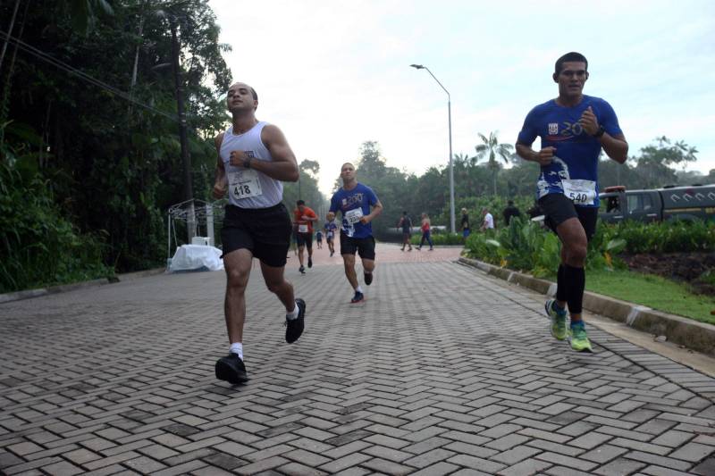 O recém-inaugurado Parque Estadual do Utinga foi o local escolhido para a 4ª edição da Corrida Tiradentes, promovida pela Polícia Militar na manhã deste domingo, 22. No ano em que celebra 200 anos de criação, a PM contou com mais de 750 competidores na prova que iniciou às 6 horas da manhã com um percurso total de 8 Km. Em apenas 4 anos de existência, a Corrida Tiradentes já ganhou a simpatia de muitos atletas profissionais e amadores. Eduardo Costa, de 26 anos é um deles. O competidor alcançou o 1º lugar geral da corrida com menos de 30 minutos de prova e conta que não esperava um resultado tão positivo.
FOTO: CARLOS SODRÉ / AG. PARÁ
DATA: 22.04.2018
BELÉM - PARÁ <div class='credito_fotos'>Foto: Carlos Sodré/Agência Pará | <a href='/midias/2018/originais/f7d84a8c-2f96-4fb4-baa9-110b2c226174.jpg' download><i class='fa-solid fa-download'></i> Download</a></div>