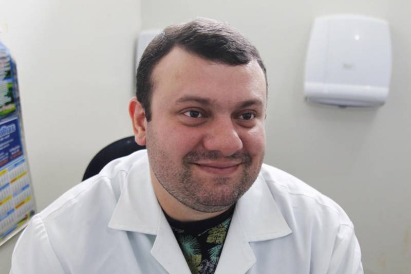 A detenta Adriane da Silva Noronha, 42 anos, descobriu o câncer no colo do útero há cinco anos. Por vergonha de fazer o exame preventivo, ela já descobriu a doença em estágio avançado. “Foram os piores anos da minha vida. Eu cheguei bem perto de morrer, simplesmente porque não ia no médico e não cuidava da minha saúde. Naquela época, eu achava que nunca ia ter nada, e morria de vergonha de ir ao médico fazer esse exame. Hoje, falo para todas as minhas colegas o quanto é importante elas darem atenção à saúde. É um exame tão rápido e que pode salvar uma vida”, relata Adriane Noronha, cujo alerta abriu a programação especial alusiva ao Dia Internacional da Mulher, destinada às internas custodiadas no Centro de Recuperação Feminino (CRF), em Ananindeua, na Região Metropolitana de Belém. O evento ocorreu na Unidade Básica de Saúde (UBS), que funciona dentro do centro de detenção, com o objetivo de orientar as presas sobre a prevenção do câncer de colo do útero. As detentas assistiram a palestras com enfermeiras, assistentes sociais e psicólogas da unidade, recebendo orientações sobre prevenção do câncer de colo do útero e a importância do exame Papanicolau, que tem o objetivo de detectar precocemente células cancerosas no colo do útero. O exame deve ser realizado em todas as mulheres de 21 a 65 anos, pelo menos uma vez ao ano. Na foto, o médico da UBS, Cleison Ribeiro.
FOTO: AKIRA ONUMA
DATA: 08.03.2018
BELÉM - PARÁ <div class='credito_fotos'>Foto: Akira Onuma / Ascom Susipe | <a href='/midias/2018/originais/f7daea8c-8ddb-4925-9777-88177c790e32.jpg' download><i class='fa-solid fa-download'></i> Download</a></div>