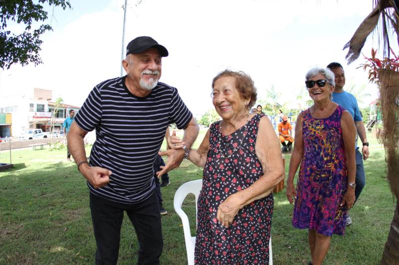 "Agora temos um espaço melhor, mais confortável e seguro para a diversão de nossas crianças e lazer de todos", afirmou Joane Boás, 43 anos. A mãe da pequena Sophia, de 5 anos, comemora ao ver a nova praça da comunidade, no Curió-Utinga, em Belém. O espaço, localizado nas proximidades do Parque Estadual do Utinga, foi entregue oficialmente, neste domingo (01). A cerimônia contou com a presença do governador Simão Jatene, comunidade, entre outras autoridades. Entre os que acompanharam essa evolução do bairro do Curió-Utinga está dona Clara Queiroz (e). Ela conta que, ao longo de seus 101 anos, nunca viu tamanha transformação, uma fase ímpar para a comunidade. Na foto, Clara com o governador.
FOTO: CRISTINO MARTINS / AG. PARÁ
DATA: 01.04.2018
BELÉM - PARÁ <div class='credito_fotos'>Foto: Cristino Martins/Ag. Pará | <a href='/midias/2018/originais/f7dbe9ab-90e3-4c6c-a6ff-8125d70ef1f2.jpg' download><i class='fa-solid fa-download'></i> Download</a></div>