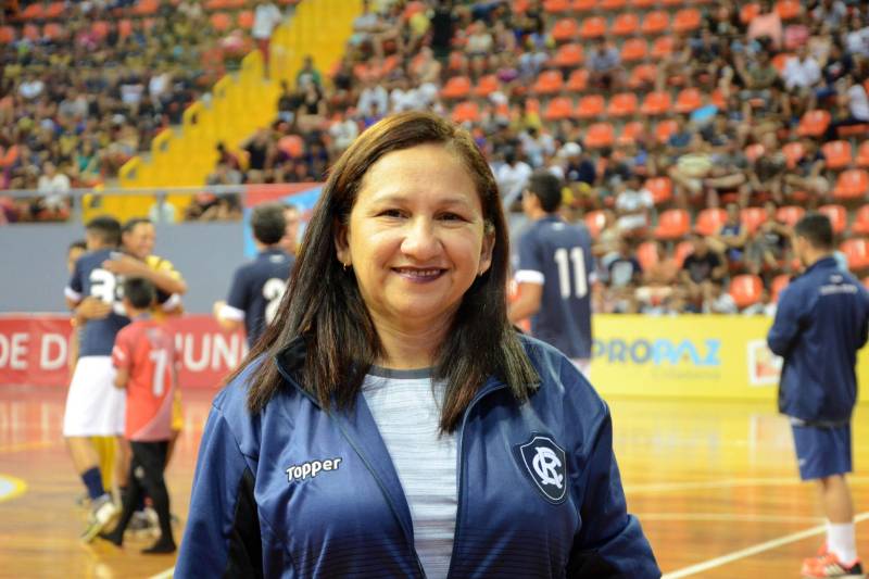 Em sua 60ª edição, os Jogos Estudantis Paraenses (JEPs) definiu a equipes que vão representar o Estado do Pará na etapa nacional, em Manaus (AM), de 19 a 23 de setembro. Das partidas realizadas neste sábado (23), pela etapa estadual, na Arena Guilerme Paraense - o Mangueirinho, foram premiados quatro times das modalidades de Basquete, Volei, Handebol e Futsal, na categoria "A" (de 12 a 14 anos). A equipe de Breves ficou em segundo lugar, mas a medalha de prata tem a importância maior para a técnica Ana Cláudia Barros (foto), que dedica-se ao Esporte há 27 anos.
FOTO: FERNANDO NOBRE / ASCOM SEDUC
DATA: 23.06.2018
BELÉM - PARÁ <div class='credito_fotos'>Foto: FERNANDO NOBRE/ASCOM SEDUC | <a href='/midias/2018/originais/f7ddf807-91f4-4b6b-943d-b791ae85164f.jpg' download><i class='fa-solid fa-download'></i> Download</a></div>