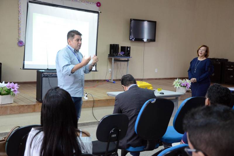 Dirigentes da Secretaria de Estado de Educação (Seduc) se reuniram, nesta segunda-feira (26), com gestores e diretores de escolas das unidades Seduc na Escola (USEs) 7 e 8, em Belém, para encaminhar ações referentes ao ano letivo de 2018. Na reunião, no auditório da Escola Estadual Carlos Guimarães, no bairro da Marambaia, foi detalhada a necessidade de gestão compartilhada entre as escolas e os setores da Seduc visando o enfrentamento de situações adversas ao funcionamento das unidades escolares. O titular da Diretoria de Recursos Técnicos e Imobiliários (DRTI) da Seduc, José Ângelo Miranda, falou sobre as ações de prevenção a eventuais problemas na infraestrutura física das escolas. Ele destacou que o foco principal da DRTI se refere à parte de cobertura, rede elétrica e hidráulica, principais demandas das escolas. Na foto, o secretário adjunto de Logística Escolar, Roberto Campos.
FOTO: RAI PONTES / ASCOM SEDUC
DATA: 26.02.2018
BELÉM - PARÁ <div class='credito_fotos'>Foto: Rai Pontes/Ascom Seduc | <a href='/midias/2018/originais/f7e0a930-9ffb-41c6-968c-1e35b365cb51.jpg' download><i class='fa-solid fa-download'></i> Download</a></div>