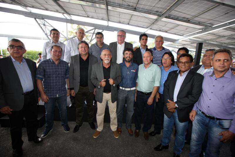 Metade da energia consumida no Hangar-Convenções e Feiras da
Amazônia já está sendo gerada por placas fotovoltaicas (painéis solares). A
entrega do projeto pelo governador Simão Jatene aconteceu nesta quinta-
feira, 22, no estacionamento do Hangar, em Belém.
FOTO: ANTÔNIO SILVA / AG. PARÁ
DATA: 22.03.2018
BELÉM - PARÁ <div class='credito_fotos'>Foto: ANTONIO SILVA / AG. PARÁ | <a href='/midias/2018/originais/f7e2bfac-a6c9-4f9f-9668-9c21243292b6.jpg' download><i class='fa-solid fa-download'></i> Download</a></div>