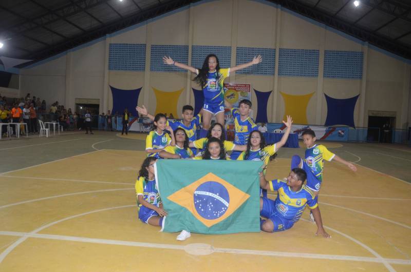 A cidade de Igarapé-Açu, no nordeste do Estado, sedia, até o próximo dia 20, a terceira etapa regional da 60ª edição dos Jogos Estudantis Paraenses (Jeps), uma ação esportivo-educacional que, ao longo de 60 anos propõe disseminar a cultura da paz e descobrir talentos esportivos. Cerca de 800 pessoas, entre atletas, professores e a comunidade participaram da cerimônia de abertura, nesta quarta-feira, 16, no ginásio Daniel Torres. Além de Igarapé-Açu, a terceira etapa também ocorre no município de Mocajuba.
FOTO: RAI PONTES / ASCOM SEDUC
DATA: 16.05.2018
IGARAPÉ-AÇU - PARÁ <div class='credito_fotos'>Foto: Rai Pontes/Ascom Seduc | <a href='/midias/2018/originais/f8020023-d4e8-47a9-a918-03fcc2f75317.jpg' download><i class='fa-solid fa-download'></i> Download</a></div>