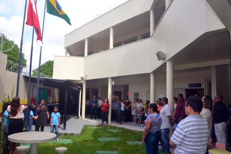 A Escola Estadual Mário Carneiro de Miranda (foto), localizada no bairro da Sacramenta, em Belém, foi reinaugurada nesta terça-feira (22). Com 61 anos de fundação, a unidade foi reformada e ampliada a partir do Programa de Melhoria da Qualidade e Expansão da Cobertura da Educação Básica do Estado do Pará, que materializa o Pacto pela Educação. A obra custou R$ 1.862 milhão. A escola de Ensino Fundamental atende 296 alunos de 6 a 13 anos. A cerimônia de reinauguração foi presidida pela secretária de Estado de Educação, Ana Claudia Serruya Hage, e reuniu, além da comunidade escolar, secretários adjuntos da Seduc e dirigentes de Unidades Seduc na Escola (Use), diretores e professores de outras escolas do bairro. A escola tem cinco salas de aula climatizadas, sala de professores, diretoria, dispensa, sala de leitura, banheiros para professores e alunos (masculino e feminino), banheiro para Portador de Necessidades Especiais, sala de informática, uma nova cozinha, bicicletário, todos devidamente identificados, inclusive em linguagem braile para orientação aos alunos de baixa visão.

FOTO: ELISEU DIAS / ASCOM SEDUC
DATA: 22.05.2018
BELÉM - PARÁ <div class='credito_fotos'>Foto: Eliseu Dias / Ascom Seduc   |   <a href='/midias/2018/originais/f80b639b-4500-4ad8-a70d-85213c5b2589.jpg' download><i class='fa-solid fa-download'></i> Download</a></div>
