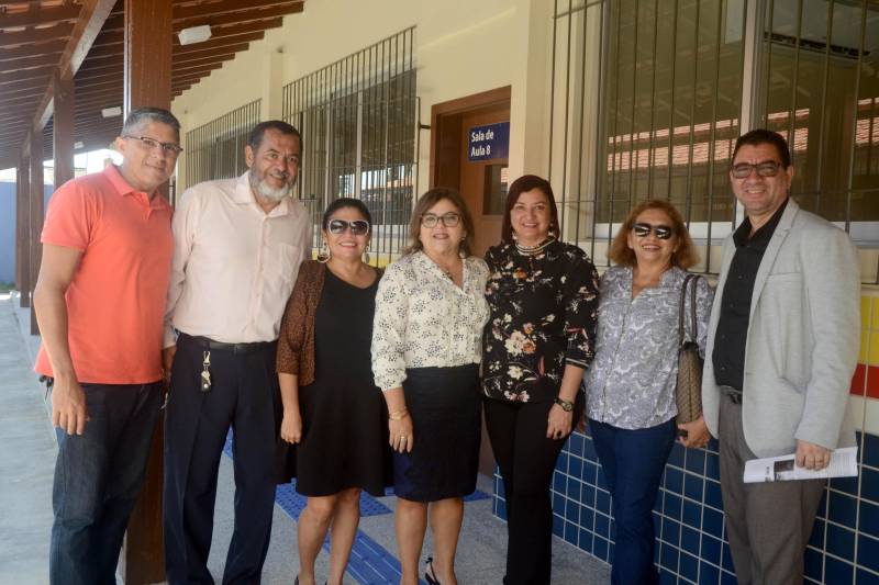 O Governo do Estado entregou, nesta quarta-feira (13), a obra da Escola Estadual de Ensino Fundamental e Médio Professora Consuelo Coelho de Souza (foto), localizada em Ananindeua.  A entrega à comunidade  foi presidida pela Secretária de Estado  de Educação, Ana Claudia Serruya Hage, que representou o Governador Simão Jatene. O evento reuniu os secretários adjuntos da Seduc, educadores, estudantes e  pessoas da comunidade 40 Horas. A escola foi integralmente reformada, ganhou três novas salas de aula e outros ambientes necessários ao funcionamento da administração e de atividades pedagógicas. Estão matriculados 785  alunos, sendo 230 alunos do Ensino Fundamental Maior e 555 do Ensino Médio. As aulas serão ministradas nos três turnos; duas turmas vão atender alunos  do Projeto Mundiar. A obra faz parte do Programa de Melhoria da Qualidade e Expansão da Educação Básica; foram investidos R$ 2,339 milhões de reais, oriundos do financiamento obtido pelo Governo do Estado junto ao Banco Interamericano de Desenvolvimento (BID).

FOTO: ELISEU DIAS / ASCOM SEDUC
DATA: 13.06.2018
BELÉM - PARÁ <div class='credito_fotos'>Foto: Eliseu Dias / Ascom Seduc   |   <a href='/midias/2018/originais/f810bd31-1616-4d0b-9964-5bb8e75245b5.jpg' download><i class='fa-solid fa-download'></i> Download</a></div>