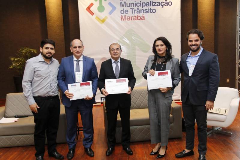 A segunda edição do Fórum de Municipalização de Trânsito levou a Marabá, no sudeste paraense, o debate sobre o processo de mudança de gestão do trânsito, apresentando o passo a passo da implantação e seus benefícios. Promovido pelo Departamento de Trânsito do Estado (Detran), em parceria com o Ministério Público do Estado, o fórum começou nesta segunda-feira (25) e prossegue na terça (26), no Carajás Centro de Convenções.
FOTO: ASCOM DETRAN
DATA: 25.06.2018
MARABÁ - PARÁ <div class='credito_fotos'>Foto: ASCOM DETRAN | <a href='/midias/2018/originais/f813a8fc-0885-43de-98d3-ad39e28e501d.jpg' download><i class='fa-solid fa-download'></i> Download</a></div>