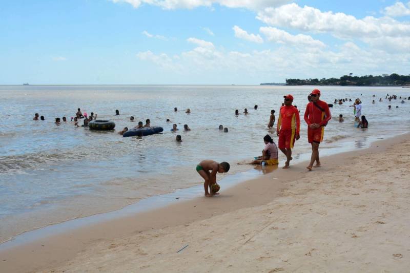 O sol e a maré alta marcaram o sábado (29) na ilha do Mosqueiro. Nesse cenário, o serviço dos militares do Corpo de Bombeiros do Pará (CBMPA) esteve a disposição dos banhistas nas principais praias do local. Os bombeiros estavam equipados com materiais de salvamento aquático e de primeiros socorros para atender as ocorrências nas praias do Ariramba; Bispo; Murubira; Marahú; Paraíso; Baia do Sol; Farol e Chapéu Virado. Bandeiras de sinalizações de perigo, distribuições de pulseiras de identificações para crianças e orientações de prevenção de acidentes são algumas das ações que estão sendo realizadas por 80 homens do Corpo de Bombeiros neste último final de semana de julho.

FOTO: SARGENTO CARLOS CÉSAR / ASCOM CBMPA
DATA: 29.07.2017
MOSQUEIRO - PARÁ <div class='credito_fotos'>Foto: SARGENTO CARLOS CÉSAR / ASCOM CBMPA   |   <a href='/midias/2018/originais/f818b63a-8783-40a5-a4b2-f9abed651740.jpg' download><i class='fa-solid fa-download'></i> Download</a></div>