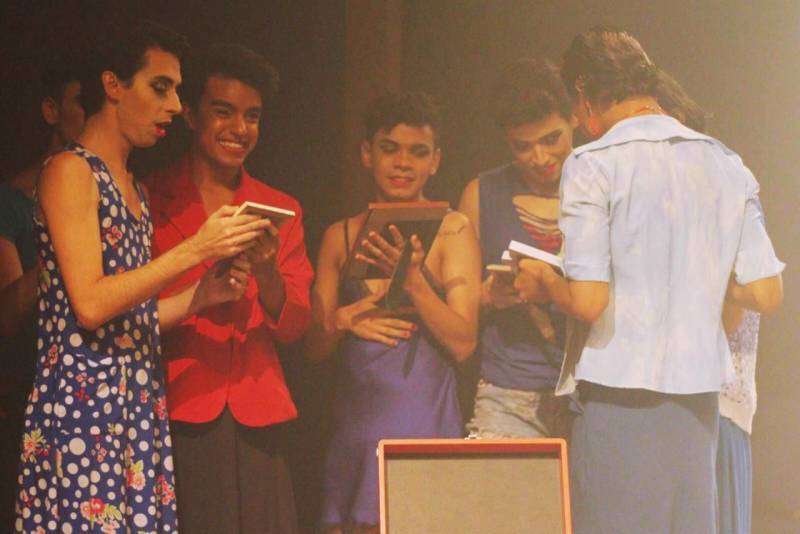 O espetáculo “Ave, Marias!” é um dos projetos premiados pelo edital Pauta Livre 2018 e será apresentado na quarta-feira (14), no Teatro Margarida Schivasappa, da Fundação Cultural do Pará (FCP), às 20h. A apresentação é em comemoração aos 10 anos do Grupo de Dança Moderno em Cena. O Balé conta a história de 13 “Marias” completamente diferentes umas das outras. A diretora de coreografia do grupo, Luiza Monteiro teve a ideia de montar a coreografia após participar das comemorações do ano Mariano da Igreja Católica. Entretanto, garante que o espetáculo não tem um cunho religioso. “Refleti sobre a história de Maria. Quantas mulheres ‘Marias’ estão aí fora? Me questionei sobre isso sem fazer, necessariamente, alusão à religião”, conta.
FOTO: ASCOM / FCP
DATA: 13.03.2018
BELÉM - PARÁ
<div class='credito_fotos'>Foto: ASCOM FCP | <a href='/midias/2018/originais/f8240caa-d90e-441c-952d-a7b549d744c9.jpg' download><i class='fa-solid fa-download'></i> Download</a></div>