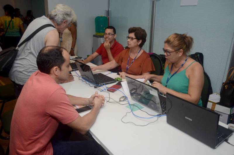 O estande da Secretaria de Estado de Educação (Seduc) já está em pleno funcionamento na 22ª Feira Pan-Amazônica do Livro, no Hangar Convenções e Feiras da Amazônia, em Belém. A feira que abriu na manhã deste sábado (2) e faz homenagem ao país Colômbia. Na foto, Aurilene Piedade (verde), coordenadora do Sistema Estadual de Bibliotecas Escolares (Siebe) da Secretaria de Estado de Educação (Seduc).
FOTO: RAI PONTES / ASCOM SEDUC
DATA: 02.06.2018
BELÉM - PARÁ <div class='credito_fotos'>Foto: Rai Pontes/Ascom Seduc | <a href='/midias/2018/originais/f834ea64-ea5e-4c34-a93e-31f169fd447f.jpg' download><i class='fa-solid fa-download'></i> Download</a></div>