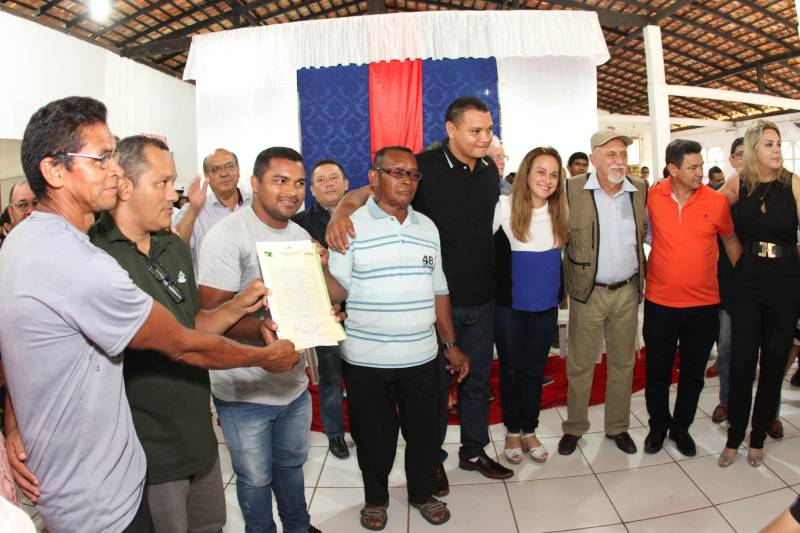 Cento e dezoito famílias da comunidade quilombola do Caeté, no município de Abaetetuba, no nordeste do Estado, foram beneficiadas com um título coletivo de terra. Com o documento, o Governo do Estado, por meio do Instituto de Terras do Pará (Iterpa), reconhece o direito de uma população que há décadas ocupa e trabalha na área. A cerimônia de entrega ocorreu na manhã deste sábado (24), no Centro Comunitário, e contou com a participação do governador Simão Jatene. A área titulada corresponde a cerca de 1.400 hectares. Agora, devidamente respaldadas, as famílias poderão ter acesso a empréstimos, políticas públicas, entre outros benefícios que possibilitam o desenvolvimento da sua produção e a continuidade de suas tradições. “Com o documento de terra a comunidade passa a ter segurança jurídica e acesso a créditos, financiamentos e outros benefícios que antes não lhes era permitido. Além disso, agora eles poderão produzir com mais segurança, mantendo a terra entre as futuras gerações”, afirmou o governador Simão Jatene.
FOTO: CRISTINO MARTINS / AG. PARÁ
DATA: 24.03.2018
ABAETETUBA - PARÁ
<div class='credito_fotos'>Foto: Cristino Martins/Ag. Pará | <a href='/midias/2018/originais/f8398d98-75fe-495e-831d-d69014099b50.jpg' download><i class='fa-solid fa-download'></i> Download</a></div>