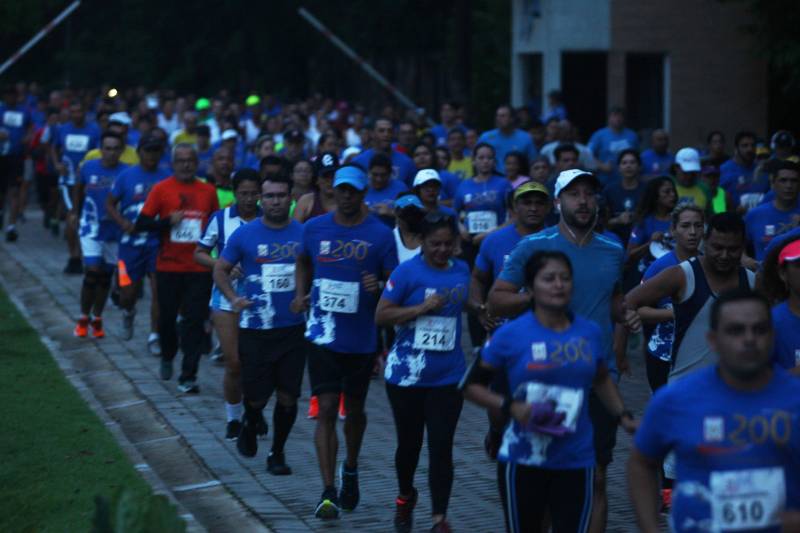 O recém-inaugurado Parque Estadual do Utinga foi o local escolhido para a 4ª edição da Corrida Tiradentes, promovida pela Polícia Militar na manhã deste domingo, 22. No ano em que celebra 200 anos de criação, a PM contou com mais de 750 competidores na prova que iniciou às 6 horas da manhã com um percurso total de 8 Km. Em apenas 4 anos de existência, a Corrida Tiradentes já ganhou a simpatia de muitos atletas profissionais e amadores. Eduardo Costa, de 26 anos é um deles. O competidor alcançou o 1º lugar geral da corrida com menos de 30 minutos de prova e conta que não esperava um resultado tão positivo.
FOTO: CARLOS SODRÉ / AG. PARÁ
DATA: 22.04.2018
BELÉM - PARÁ <div class='credito_fotos'>Foto: Carlos Sodré/Agência Pará | <a href='/midias/2018/originais/f84b21ca-3216-49d7-8abd-b025f45425d9.jpg' download><i class='fa-solid fa-download'></i> Download</a></div>
